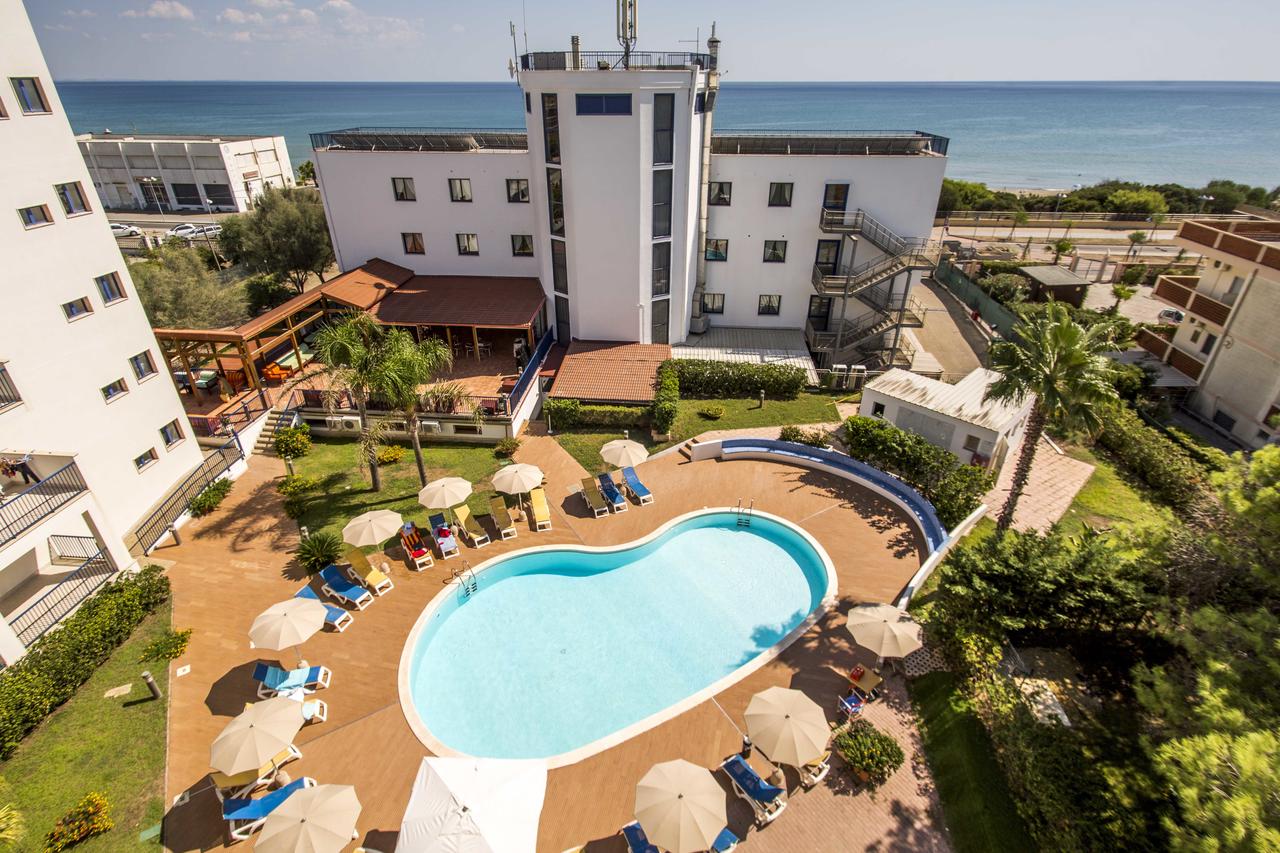 Hotel sul mare in Puglia Hotel con piscina Spiaggia